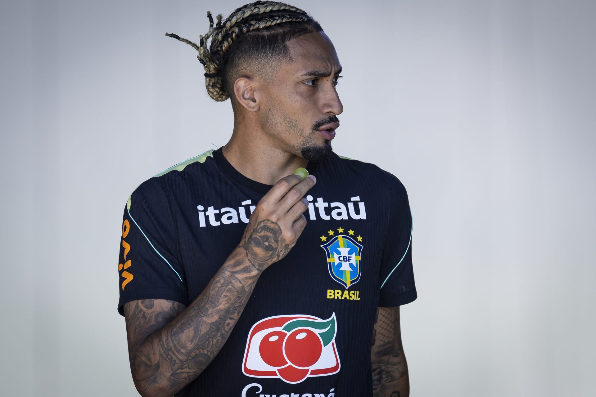 LEŽ MÁ KRÁTKÉ NOHY: Raphinhovo okolí zuří a pálí do brazilské legendy kvůli výmyslům o financích!